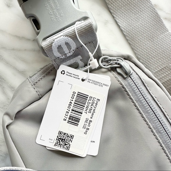 NWT lululemon Everywhere Belt Bag - silver/white - Picture 5 of 11